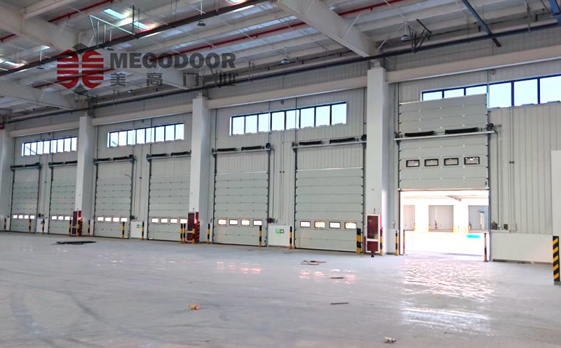 無(wú)錫告別傳統(tǒng)鋼制卷簾門:工業(yè)提升門——現(xiàn)代廠房外門的升級(jí)之選插圖 無(wú)錫告別傳統(tǒng)鋼制卷簾門:工業(yè)提升門——現(xiàn)代廠房外門的升級(jí)之選插圖