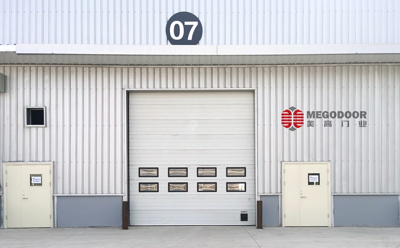 無(wú)錫告別傳統(tǒng)鋼制卷簾門:工業(yè)提升門——現(xiàn)代廠房外門的升級(jí)之選插圖2 無(wú)錫告別傳統(tǒng)鋼制卷簾門:工業(yè)提升門——現(xiàn)代廠房外門的升級(jí)之選插圖2
