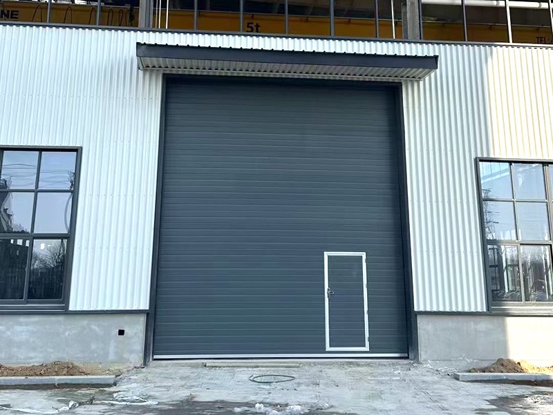 無錫倉儲(chǔ)物流分段式電動(dòng)滑升門:高效與安全的完美結(jié)合插圖 無錫倉儲(chǔ)物流分段式電動(dòng)滑升門:高效與安全的完美結(jié)合插圖