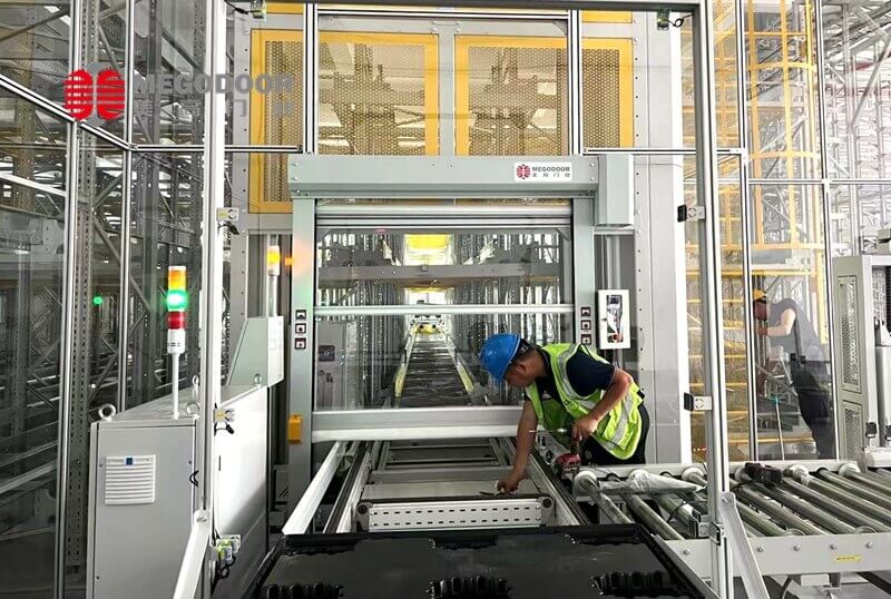 透明視界，高效流轉(zhuǎn)：全透明卷簾門賦能汽車零部件智能制造插圖1